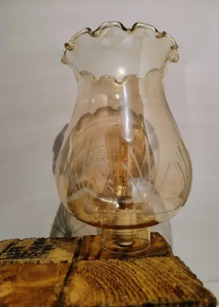 Lampada da tavolo in vetro e legno