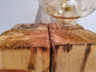 Lampada da tavolo in vetro e legno