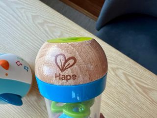 Juguete Hape Pingüino y Sonajero Bebé