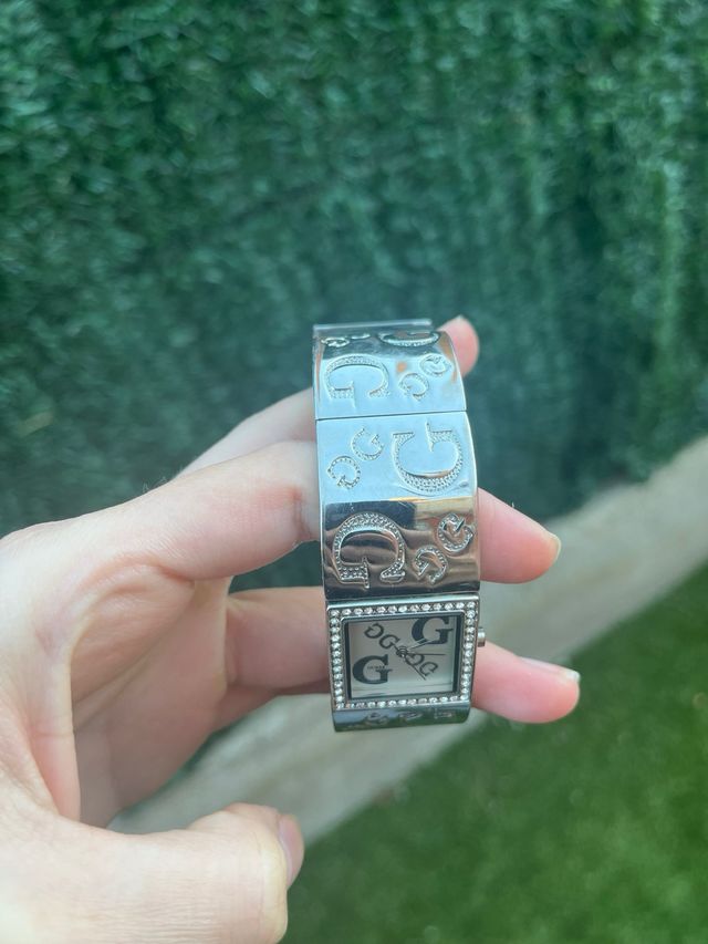 Reloj Brazalete Guess Mujer Plata y Blanco