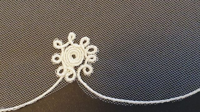 Velo de novia nuevo con orilla ondulada