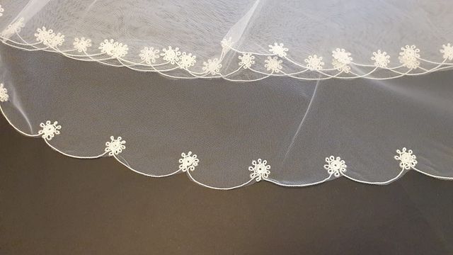 Velo de novia nuevo con orilla ondulada