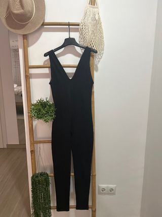 Mono negro escote pico