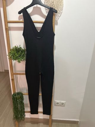 Mono negro escote pico