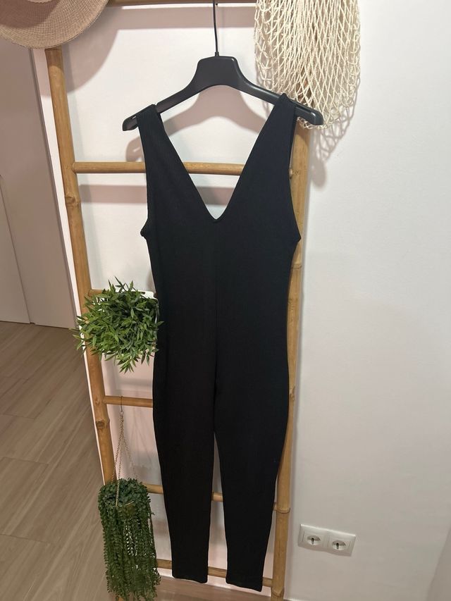 Mono negro escote pico