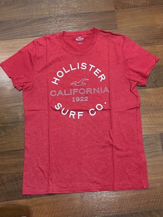 camiseta roja de manga corta. Marca Holliste