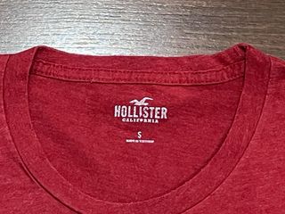 camiseta roja de manga corta. Marca Holliste