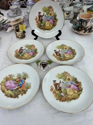 Antichi piatti in porcellana