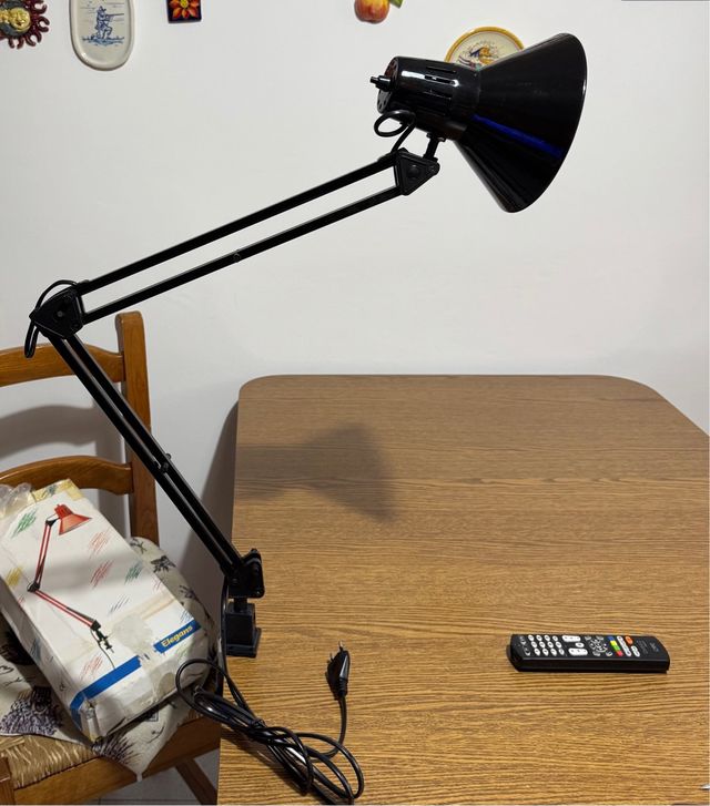 Lampada da tavolo snodabile nera