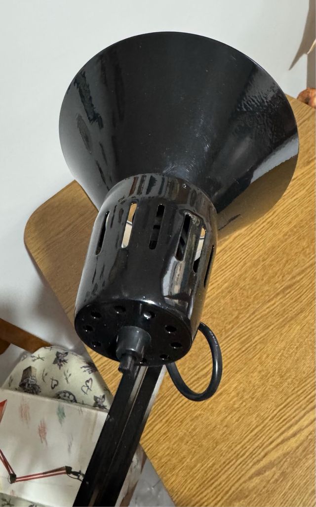 Lampada da tavolo snodabile nera