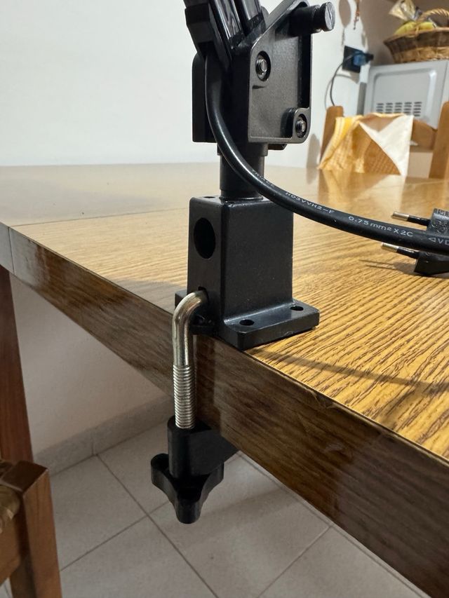 Lampada da tavolo snodabile nera