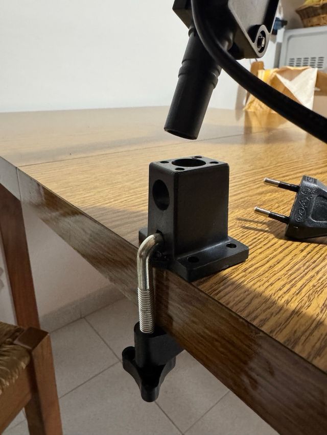 Lampada da tavolo snodabile nera