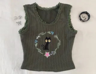 Top verde con bordado de gato