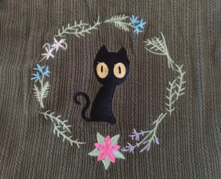 Top verde con bordado de gato