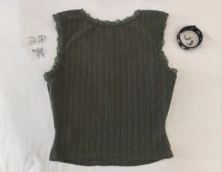 Top verde con bordado de gato