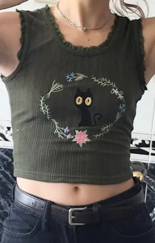 Top verde con bordado de gato