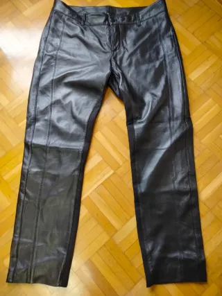 Pantalón de piel negro