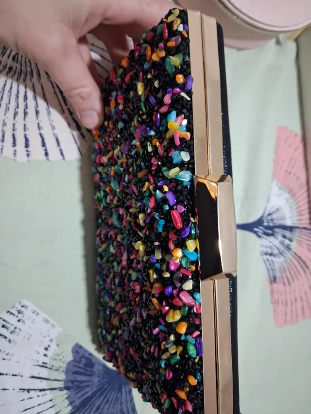 Bolso fiesta negro con pedrería multicolor