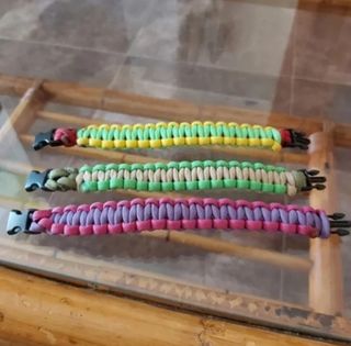 Braccialetti realizzati a mano in set di tre con design nodo cobra / Ideali per bambini e adulti grazie alla loro funzionalità (montagna, escursionismo, sopravvivenza...)
