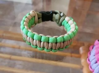 Braccialetti realizzati a mano in set di tre con design nodo cobra / Ideali per bambini e adulti grazie alla loro funzionalità (montagna, escursionismo, sopravvivenza...)