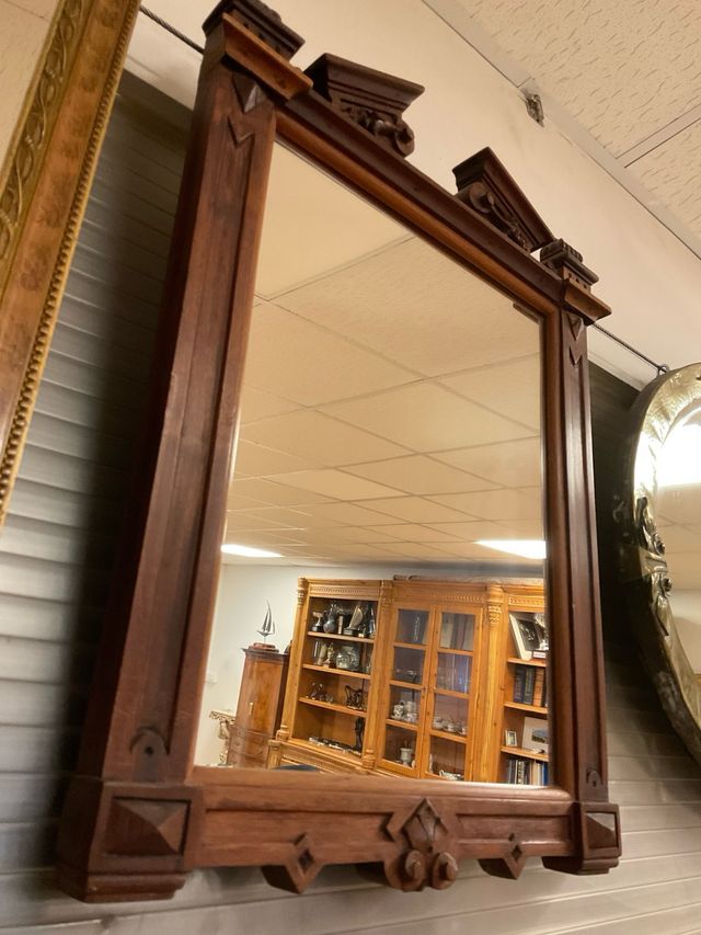 Antico specchio in noce