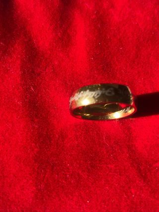 anillo  baño de oro y grabado señor de los anillos