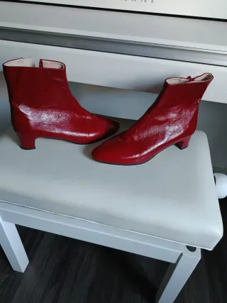 Botines rojos de piel