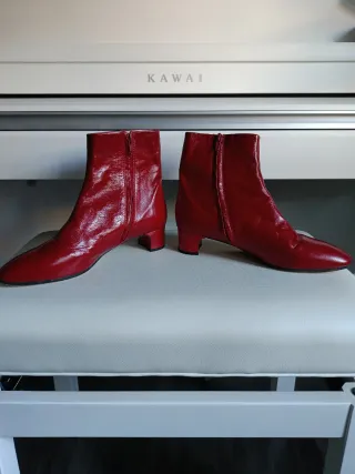 Botines rojos de piel