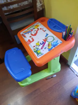 Tavolo da scrivania per bambini con sedia