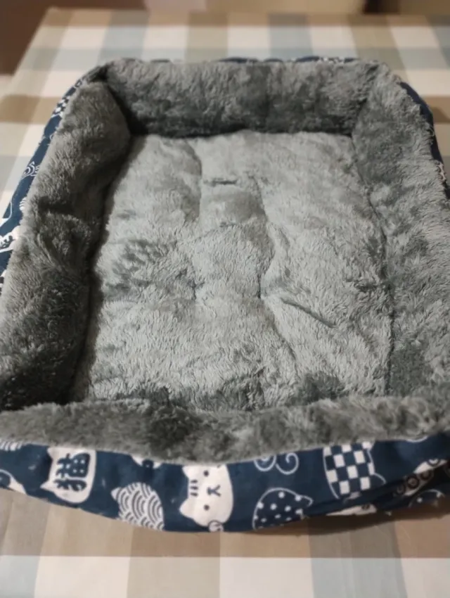 Cama para mascotas azul y gris