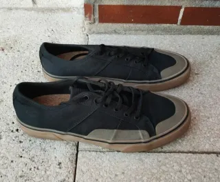 Zapatillas Globe Negras y Beige