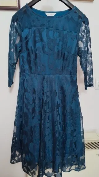 Vestido de fiesta azul con encaje.