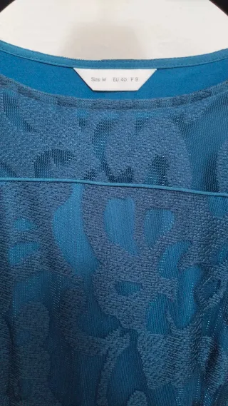 Vestido de fiesta azul con encaje.