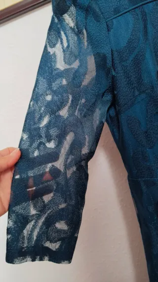 Vestido de fiesta azul con encaje.