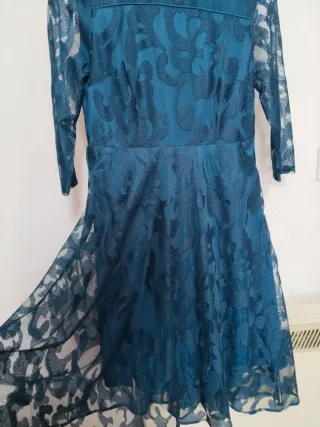 Vestido de fiesta azul con encaje.