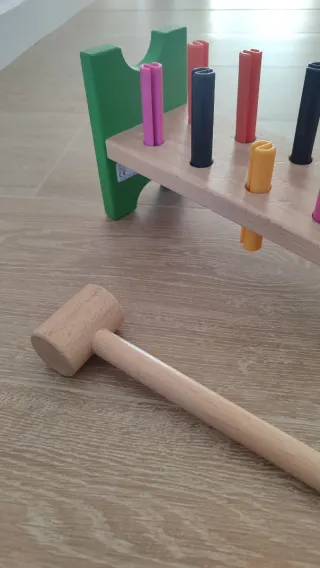 Juguete martillo y banco Ikea