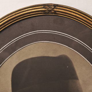 Cornice ovale con ritratto maschile anni ‘30