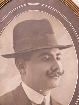 Cornice ovale con ritratto maschile anni ‘30