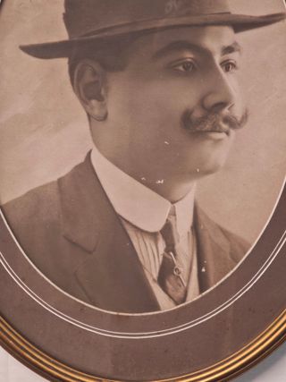 Cornice ovale con ritratto maschile anni ‘30