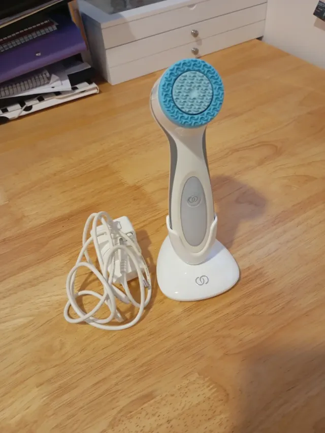 Limpiador facial eléctrico con base y cargador