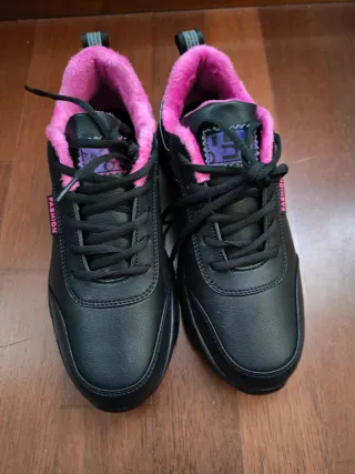 Zapatillas negras con forro rosa