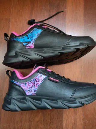 Zapatillas negras con forro rosa