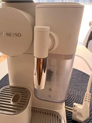 Cafetera Nespresso De'Longhi Lattissima One