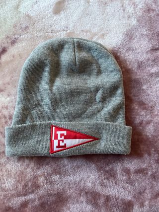 Gorro gris con logo de bandera roja