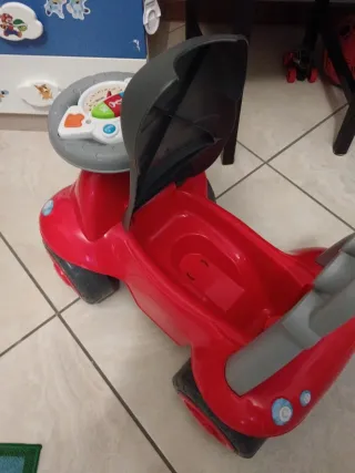 Macchina cavalcabile rossa per bambini