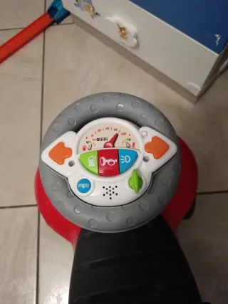 Macchina cavalcabile rossa per bambini