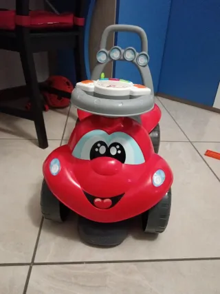 Macchina cavalcabile rossa per bambini