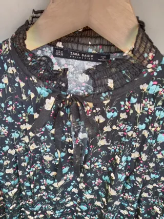 Vestido Zara floral talla S