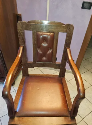 Sedia da studio in legno e pelle molto comoda