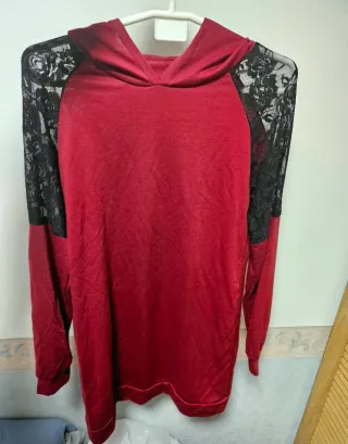 Vestido burdeos con tirantes de encaje